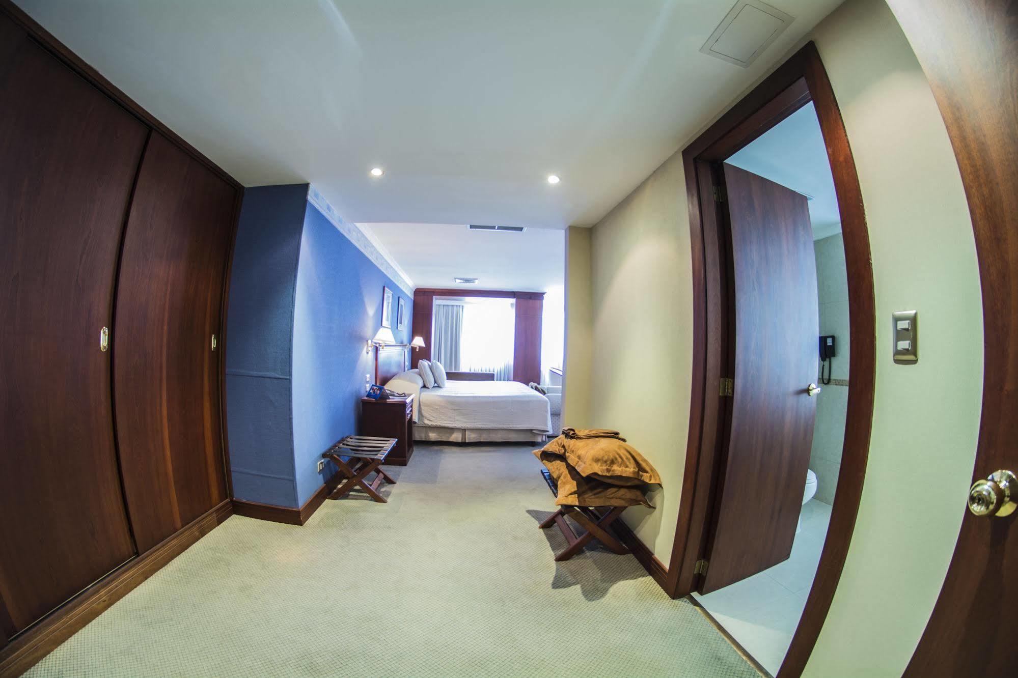 Hotel Emperador Амбато Экстерьер фото